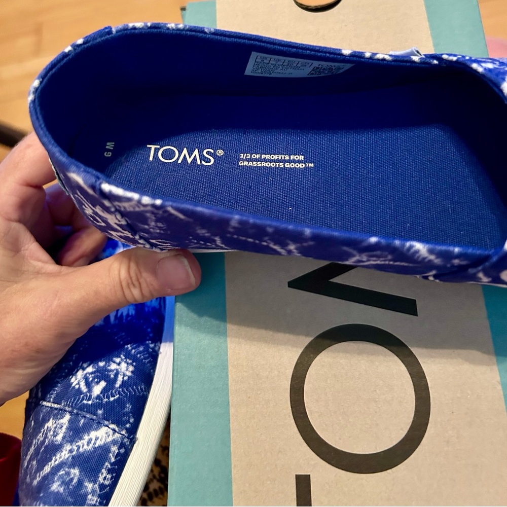 TOMS Women’s slip ons - Picture 5 of 8